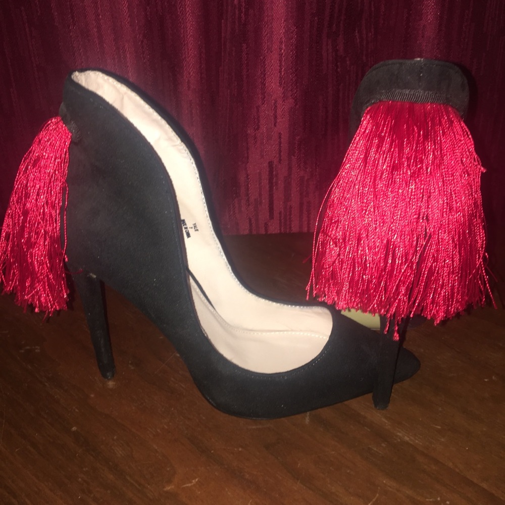 Black velvet party shoes with red tassels